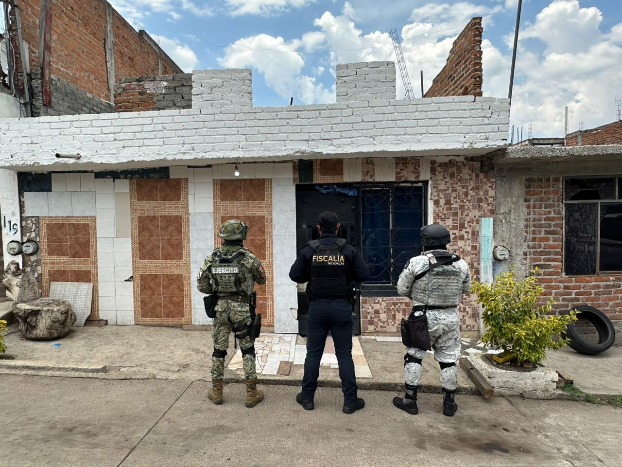 🚨 Tres detenidos y más de mil 700 dosis de droga aseguradas en cateos