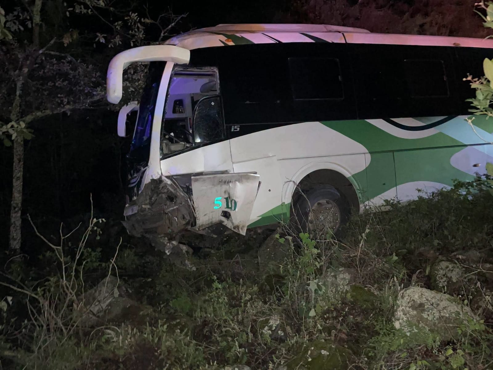 Choque entre autobús y automóvil deja un lesionado en Quiroga