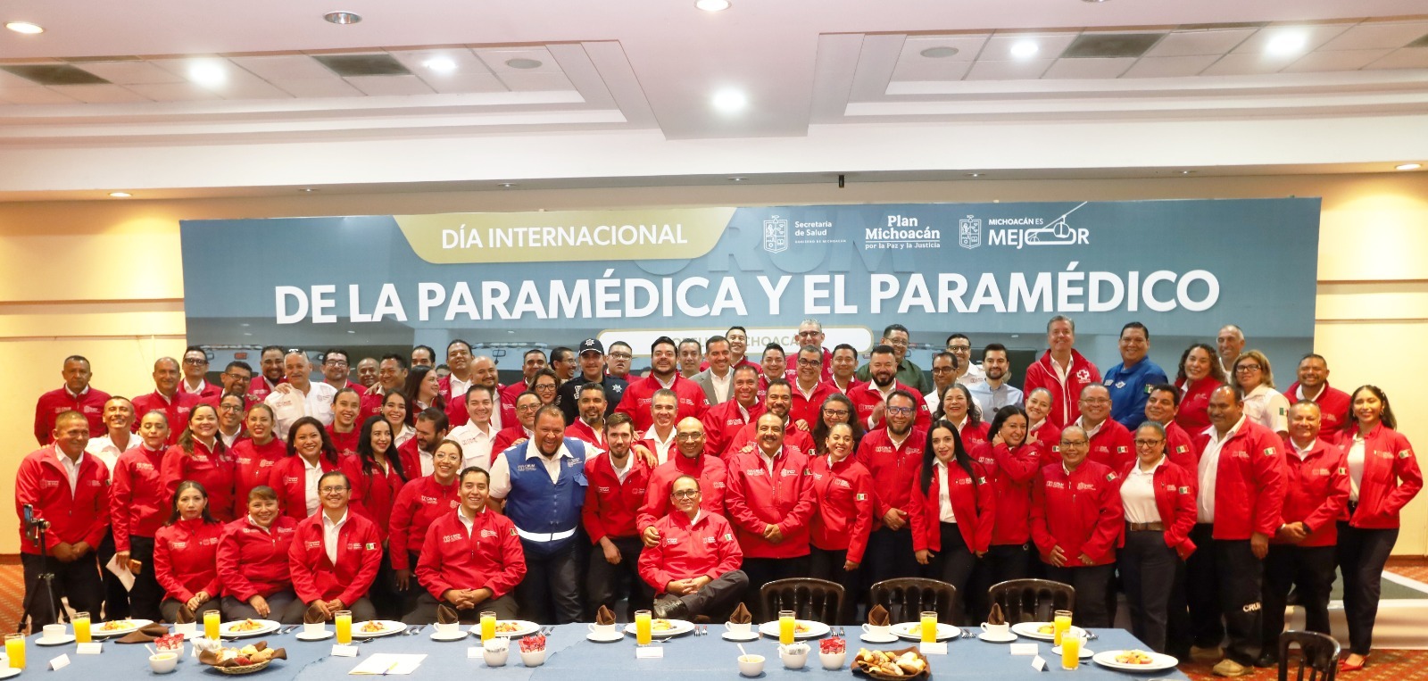 Reconoce labor y profesionalismo de paramédicos michoacanos en su día
