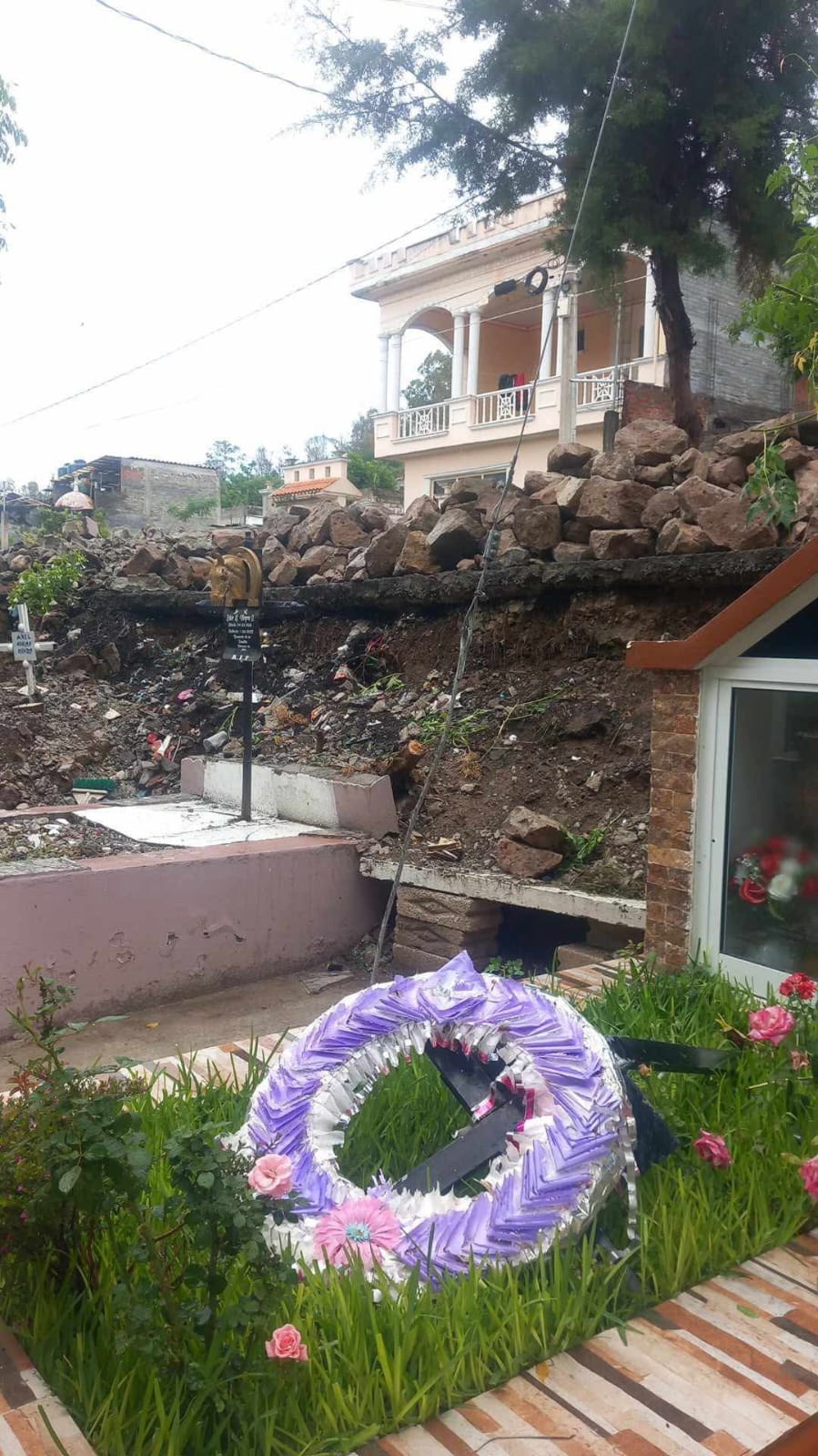 Colapsa barda del panteón de Uruétaro en Tarímbaro