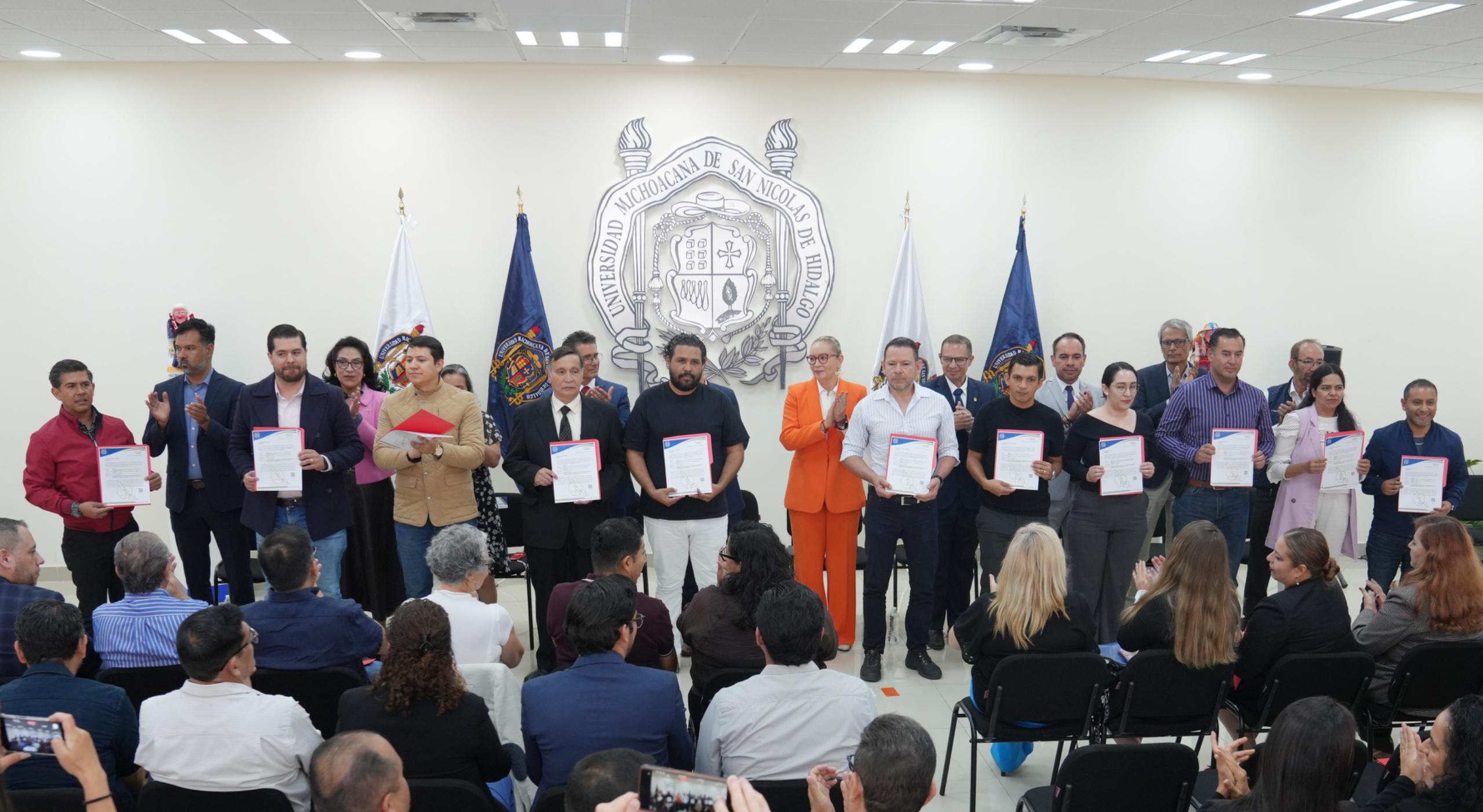 Se hace justicia laboral a docentes nicolaitas; Yarabí Ávila entrega nombramientos de materias definitivas