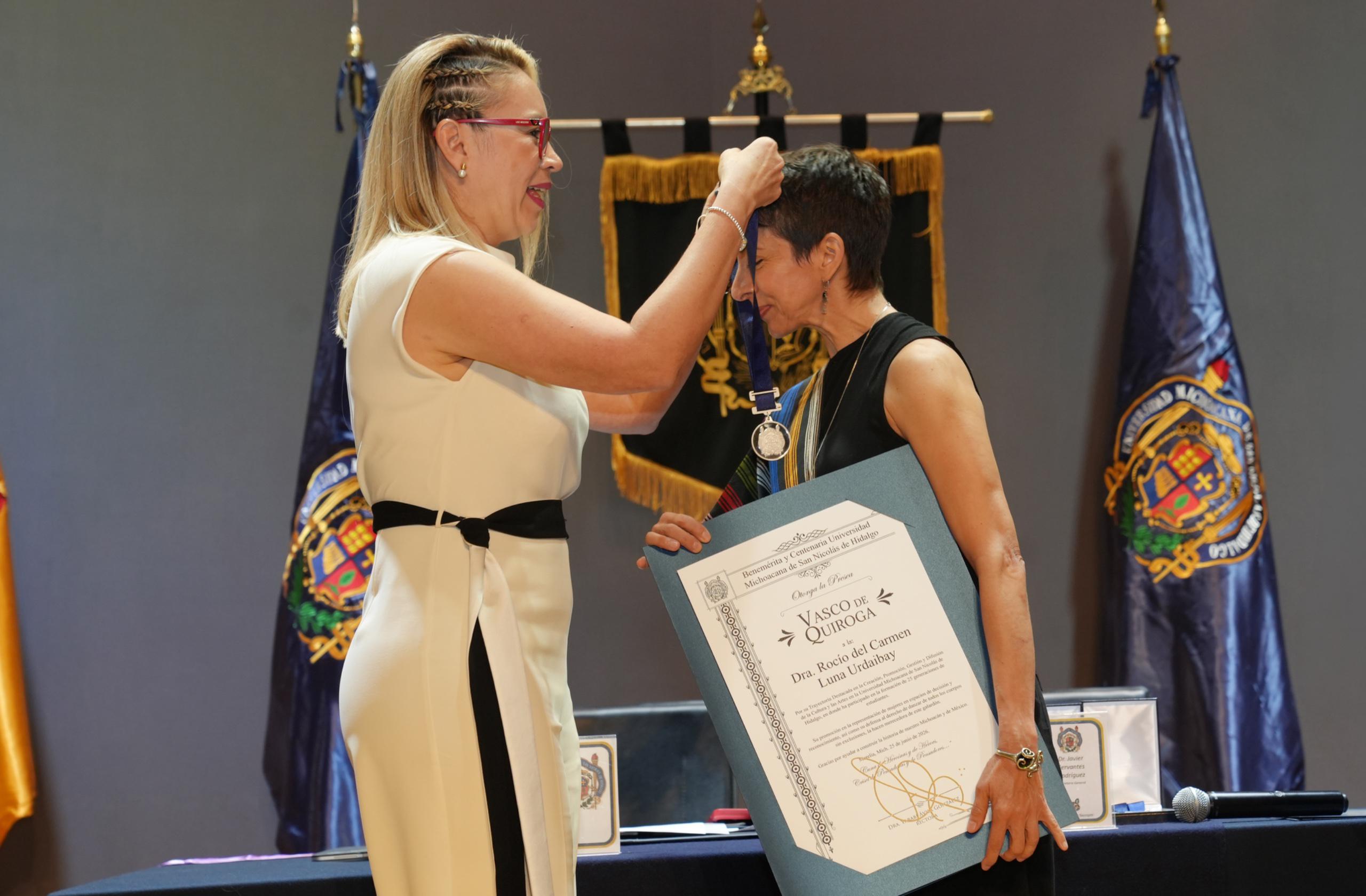 Rectora Yarabí Ávila entrega la presea Vasco de Quiroga 2026 a nicolaitas ejemplares