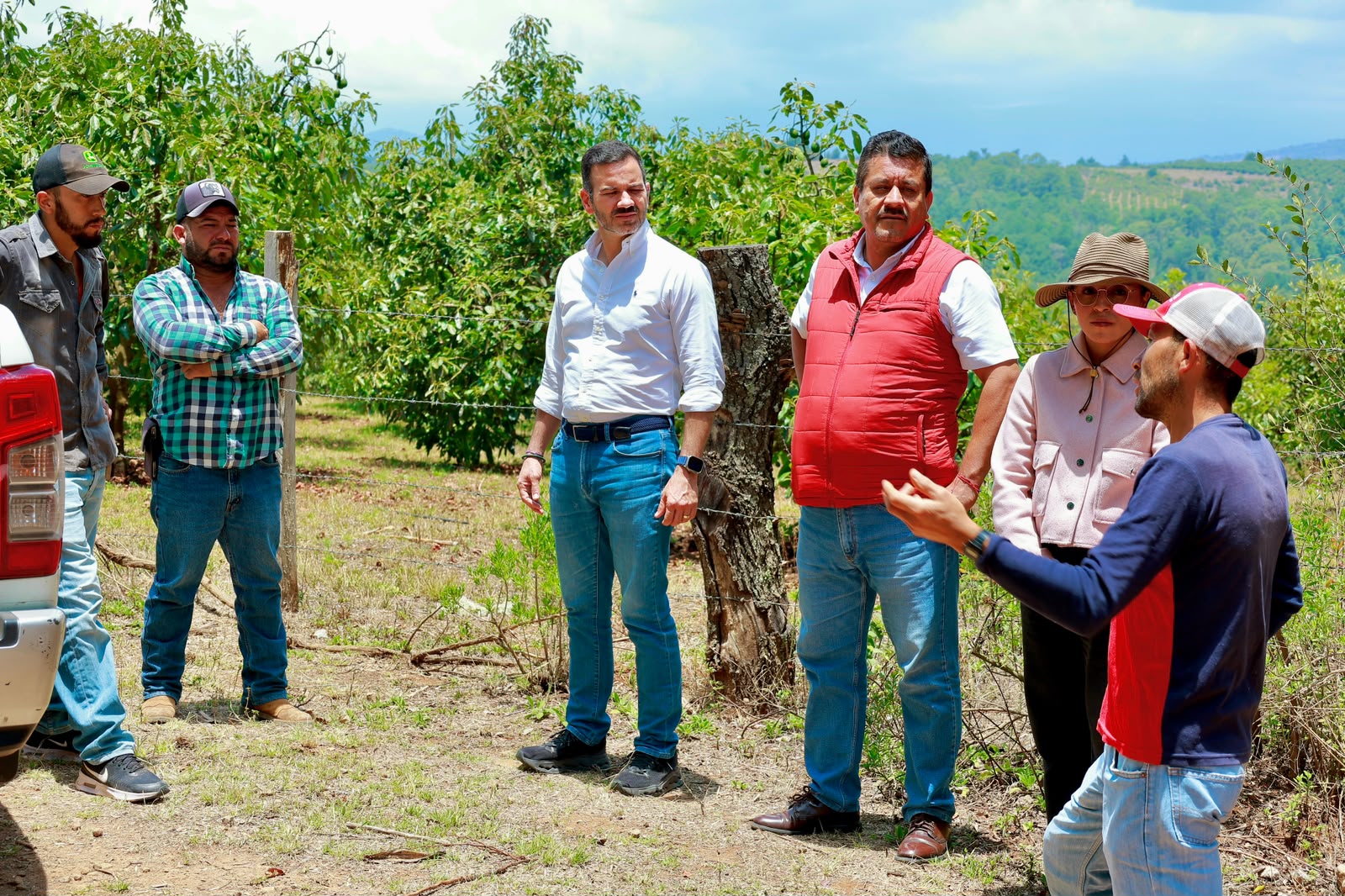 Yankel Benítez supervisa caminos rurales junto con la Saderm