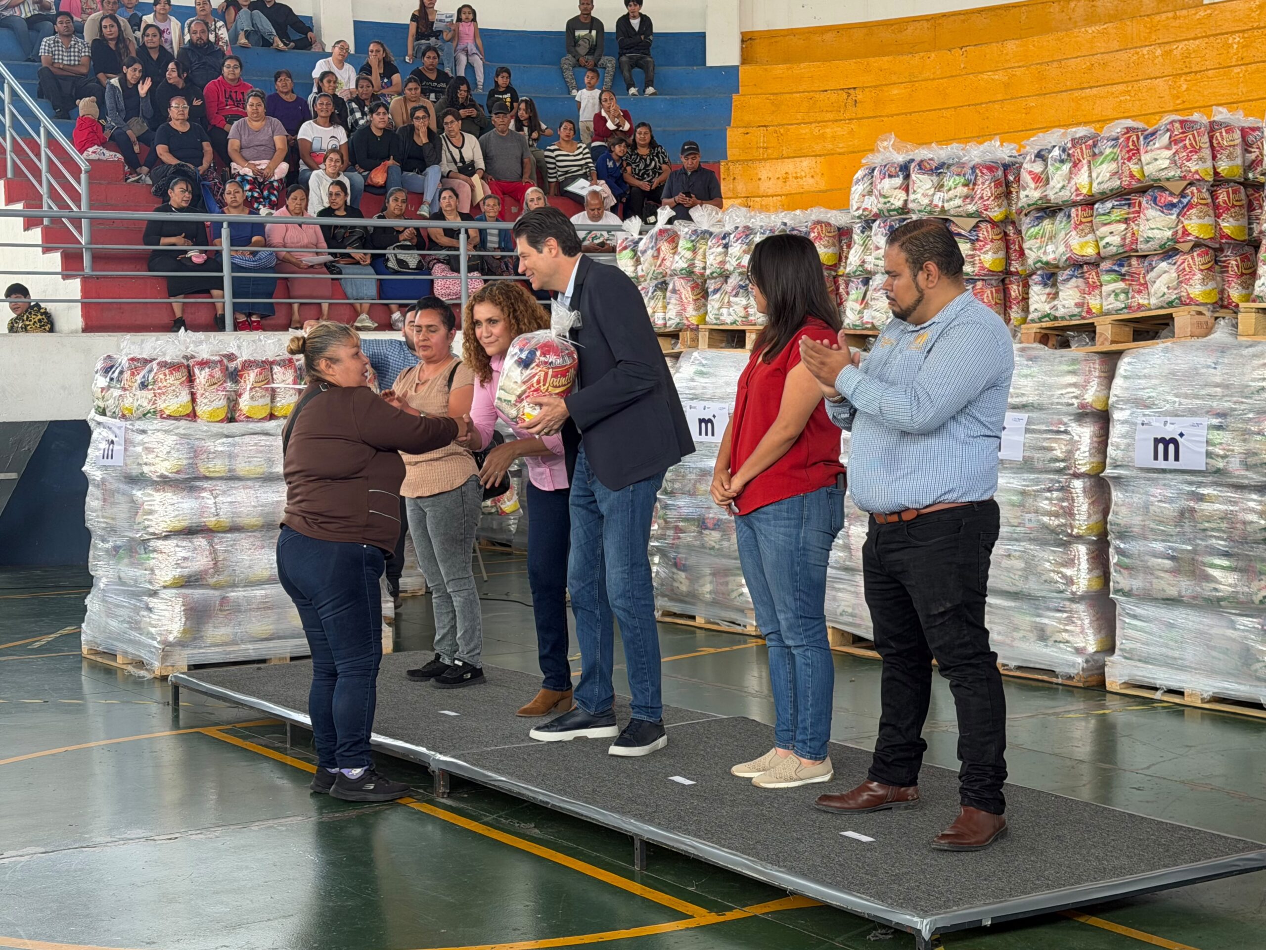 Entrega Martínez despensas del programa “Alimentación para el Bien Común” junto a Rosy Vanegas