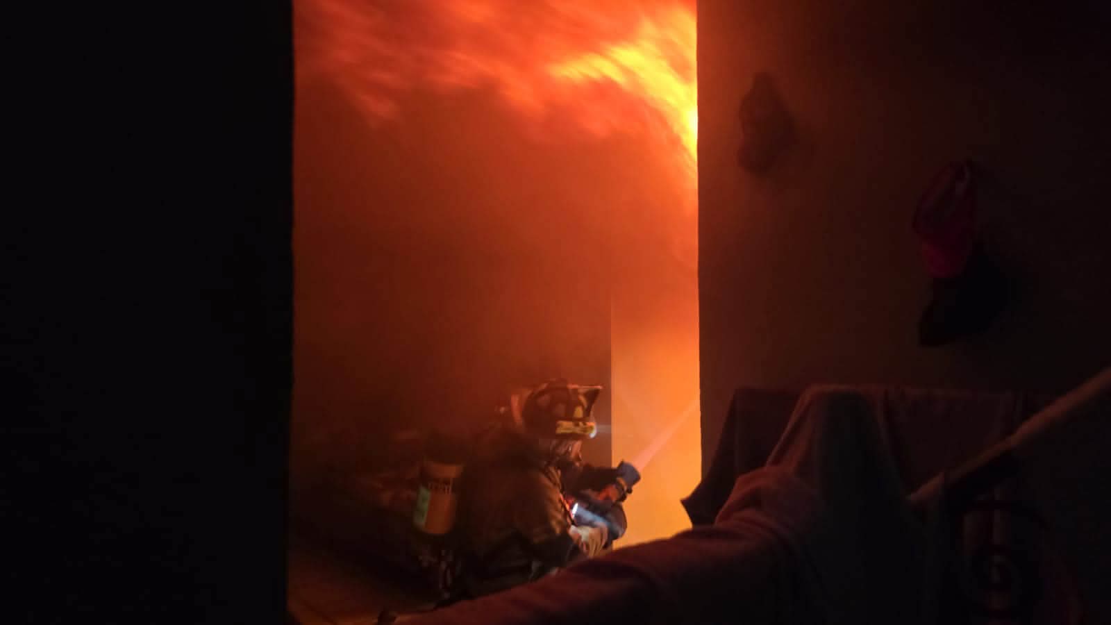 Incendio consume vivienda en la colonia La Joya