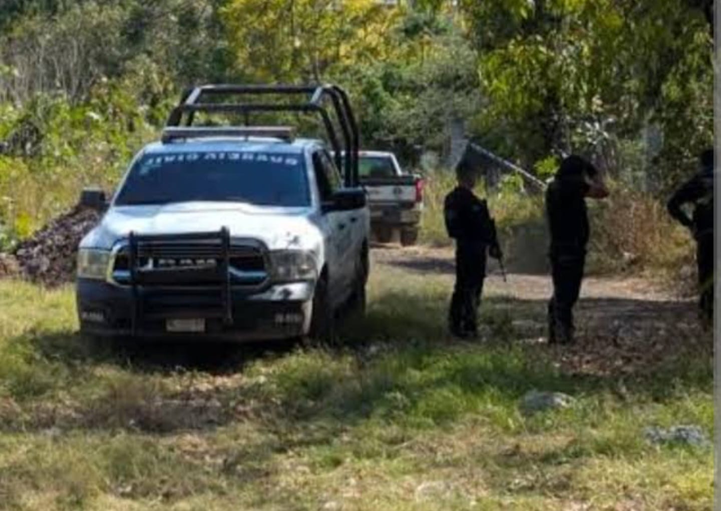 Hallan ejecutado a hombre con ropa táctica en Tacámbaro