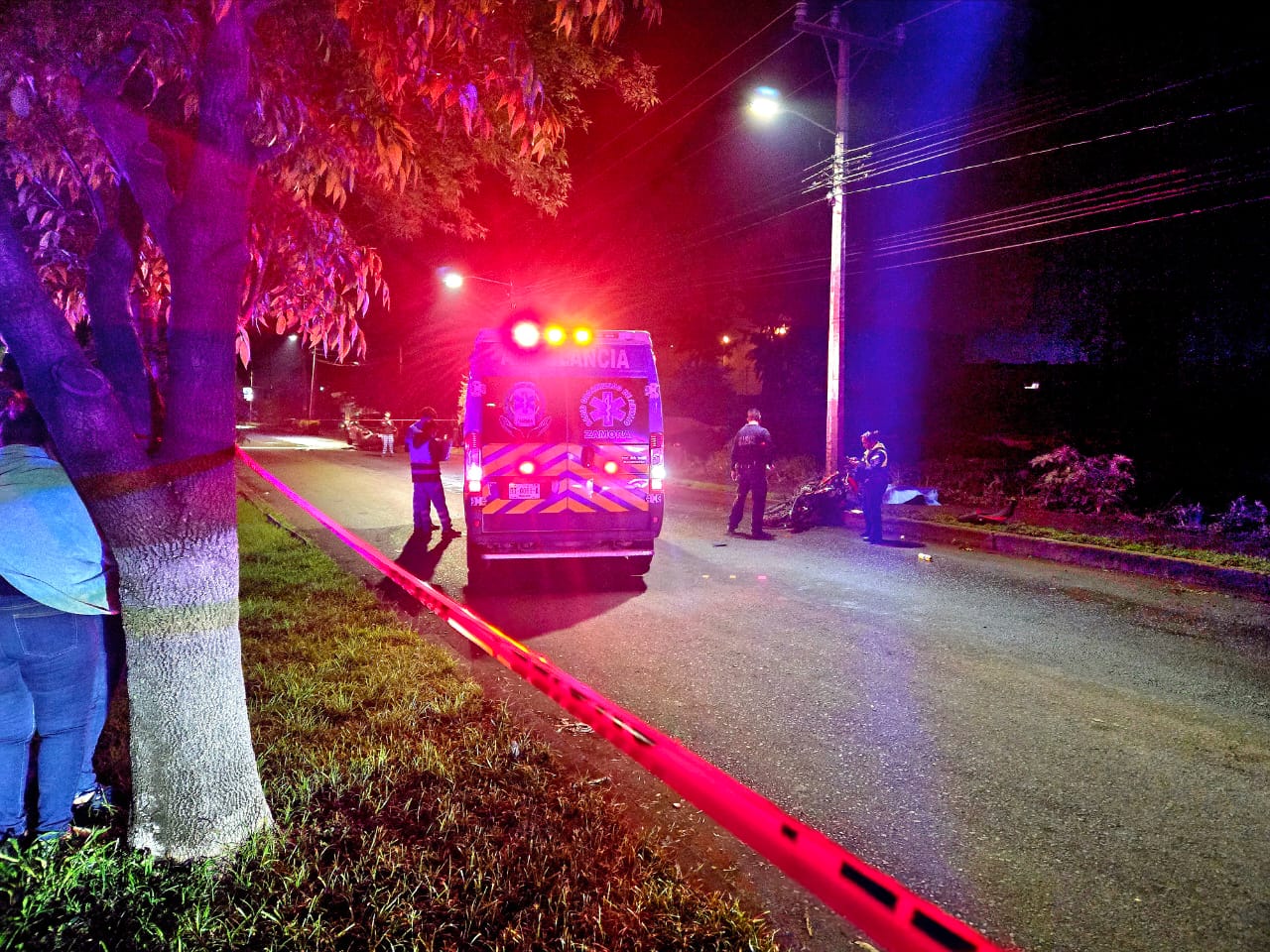 🏍️ Adolescente muere al chocar contra un poste