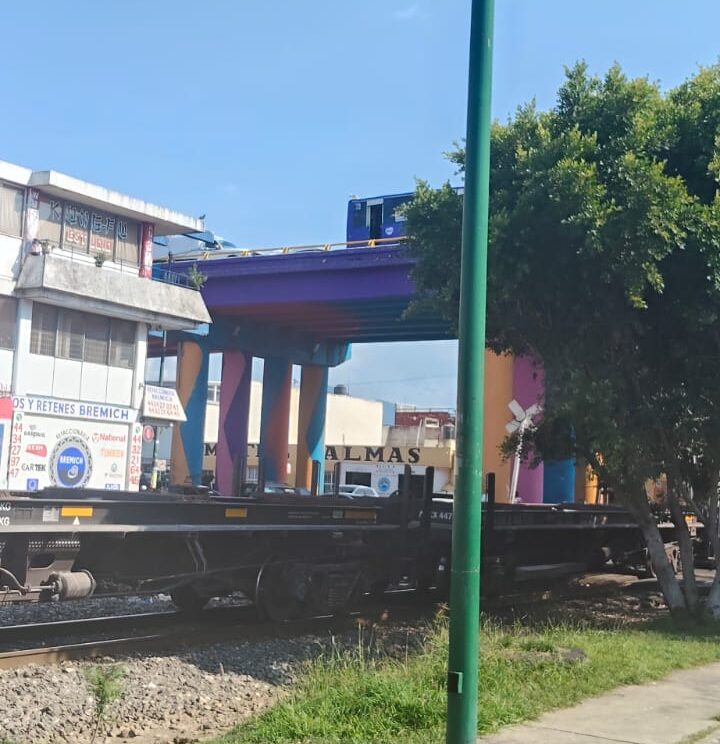 Ciudadanos reniegan del ferrocarril por largas esperas. Persisten cruces de alto riesgo