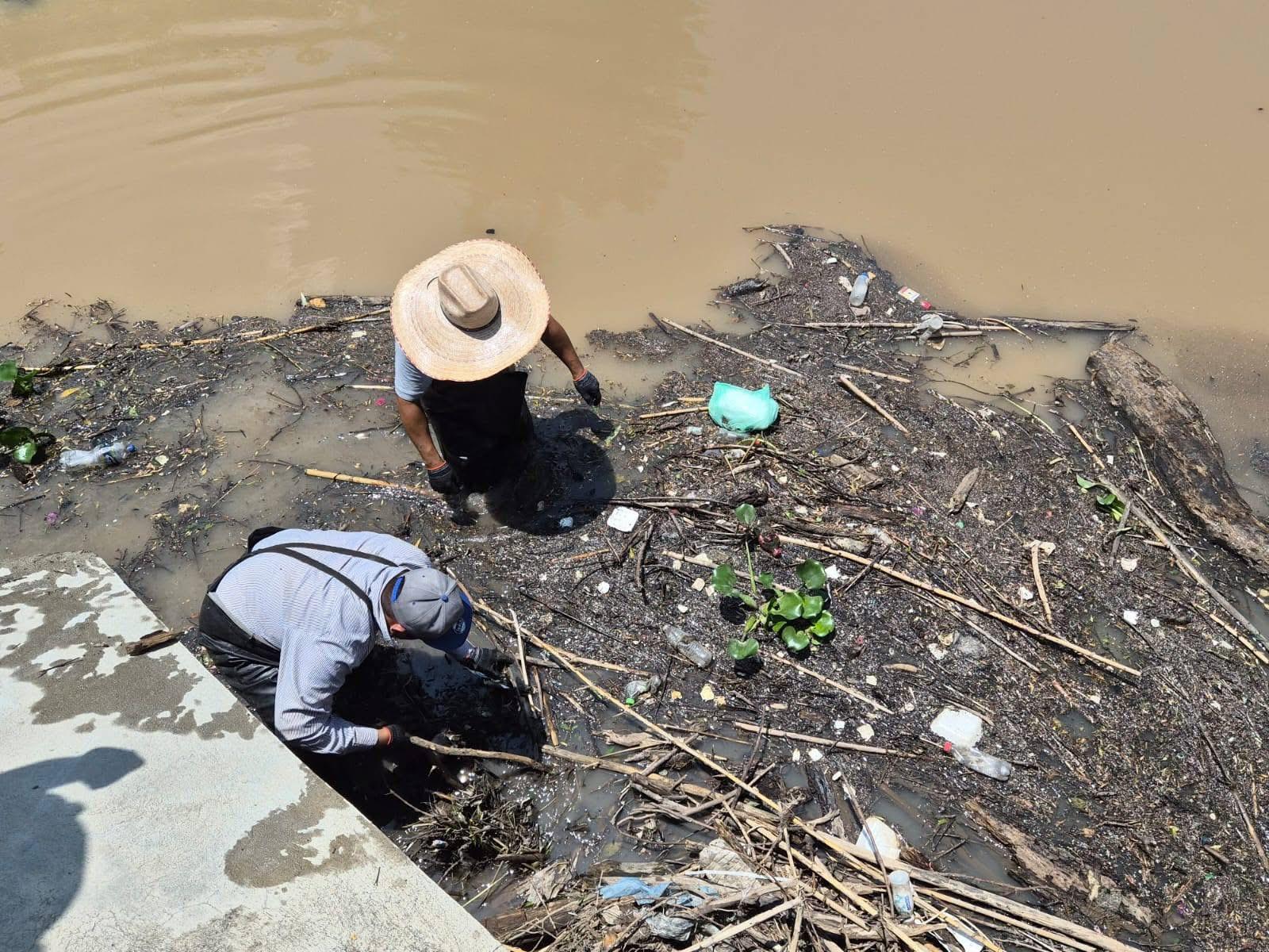 Ignorantes y burros toda la gente que sigue tirando basura en ríos y drenes: AMA