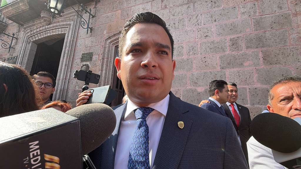 Ante vallas en Plaza de Armas, prevalece diálogo con vendedores ambulantes del Centro Histórico