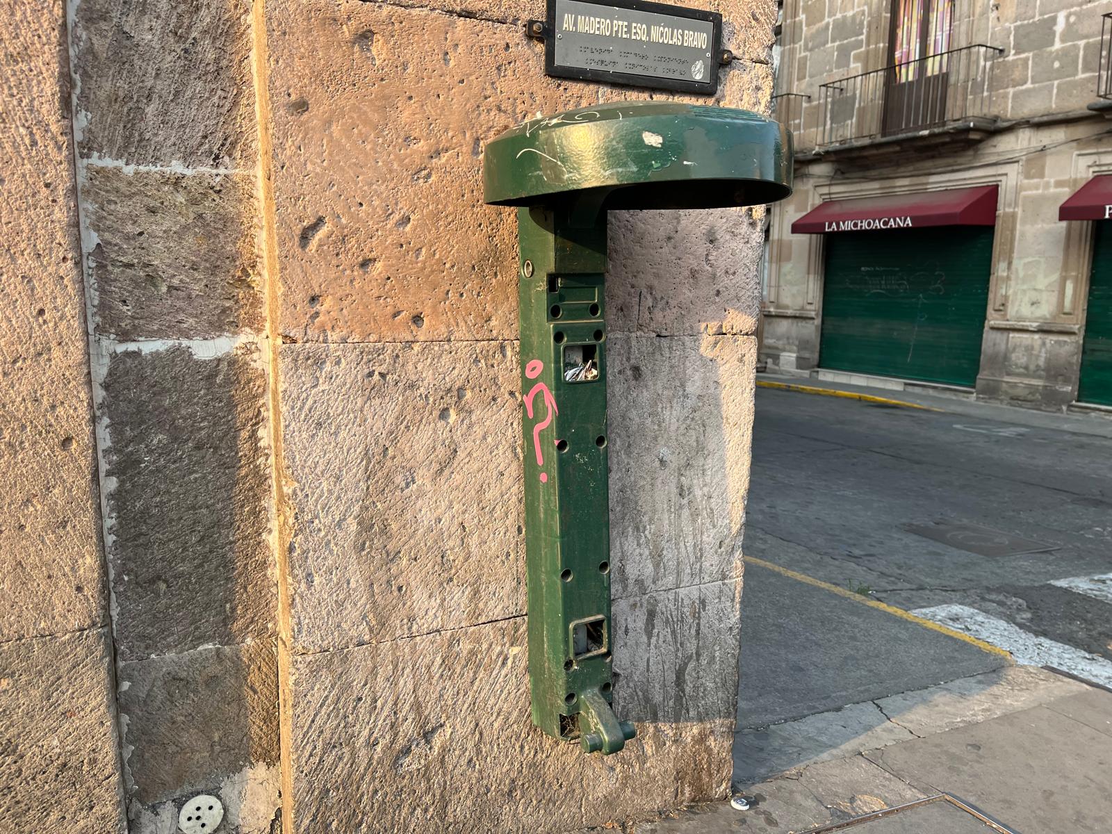 Sigue robo y vandalismo en botes de basura públicos