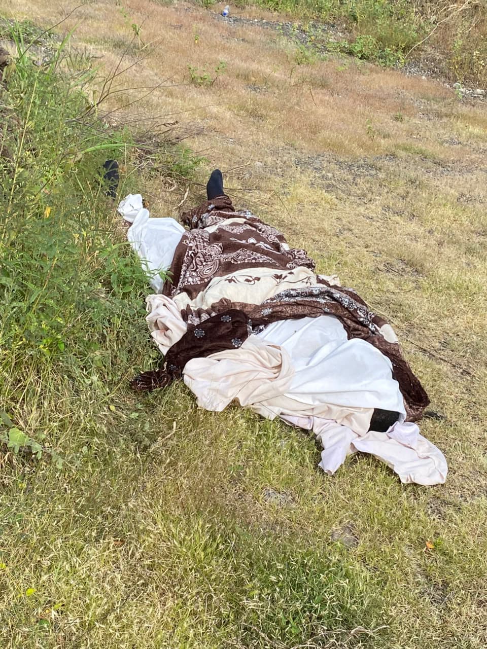 Envuelto en una cobija, hallan a joven ejecutado en Apatzingán