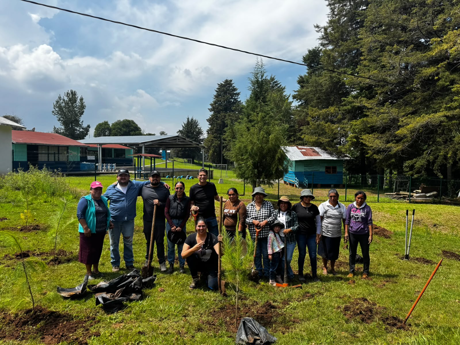 Alfonso Martínez acompaña a vecinas y vecinos de Atécuaro en jornada de reforestación