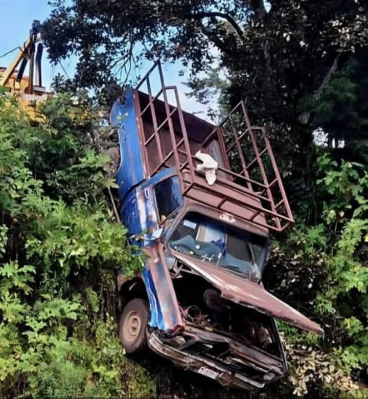Muere hombre tras volcar su camioneta en Tlalpujahua