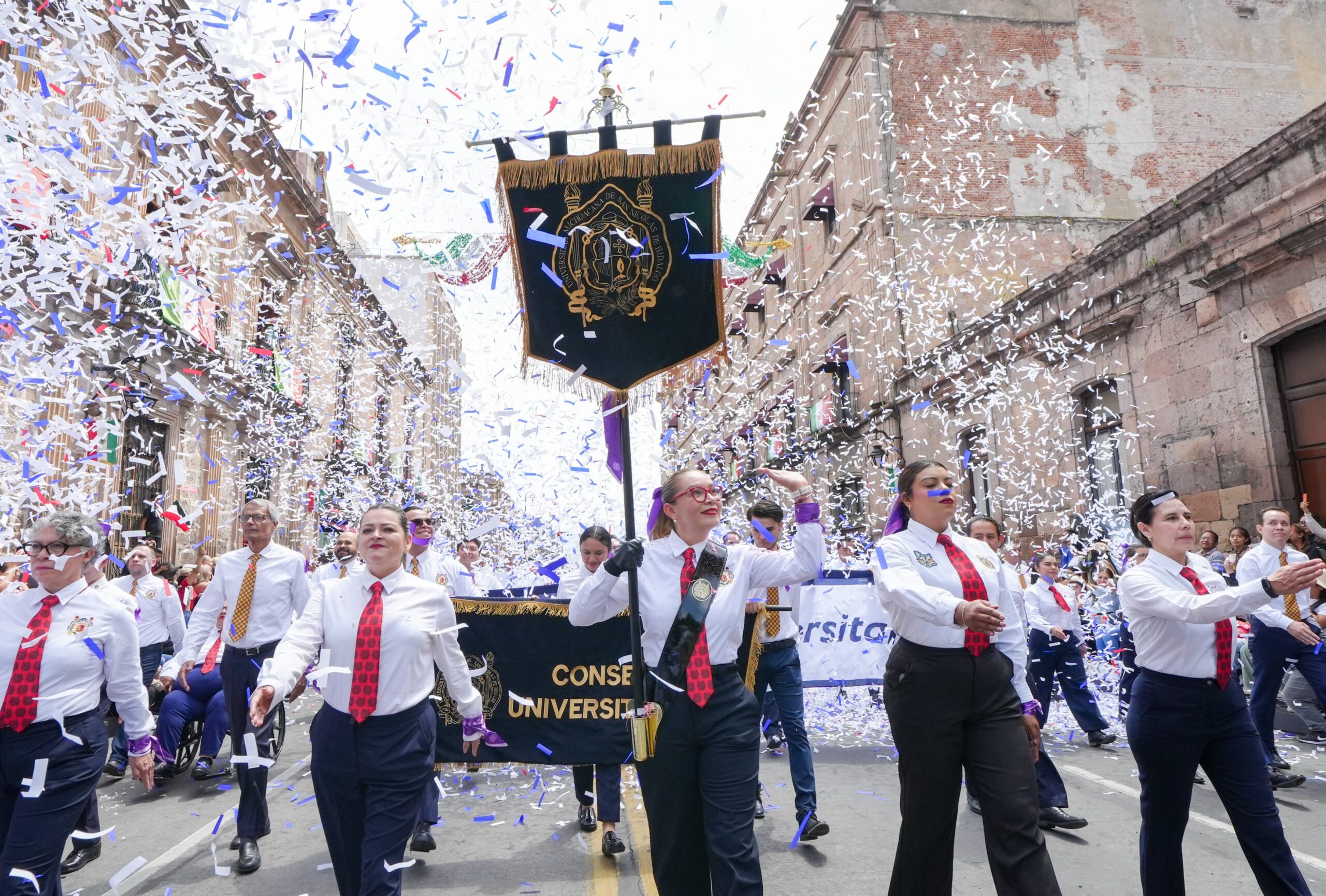 Identidad y orgullo, demuestran las y los nicolaitas en el desfile del 16 de septiembre