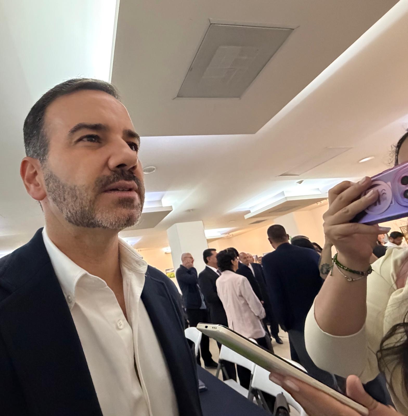Mantienen orden en comercios que instalan su mercancía sobre las banquetas