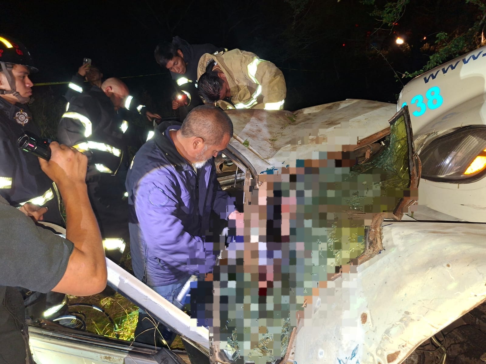 Choque contra tráiler deja tres muertos y un perro en Tuzantla