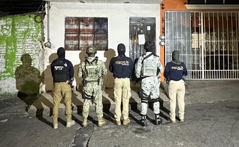 Aseguran casi mil dosis de droga durante cateo en Morelia