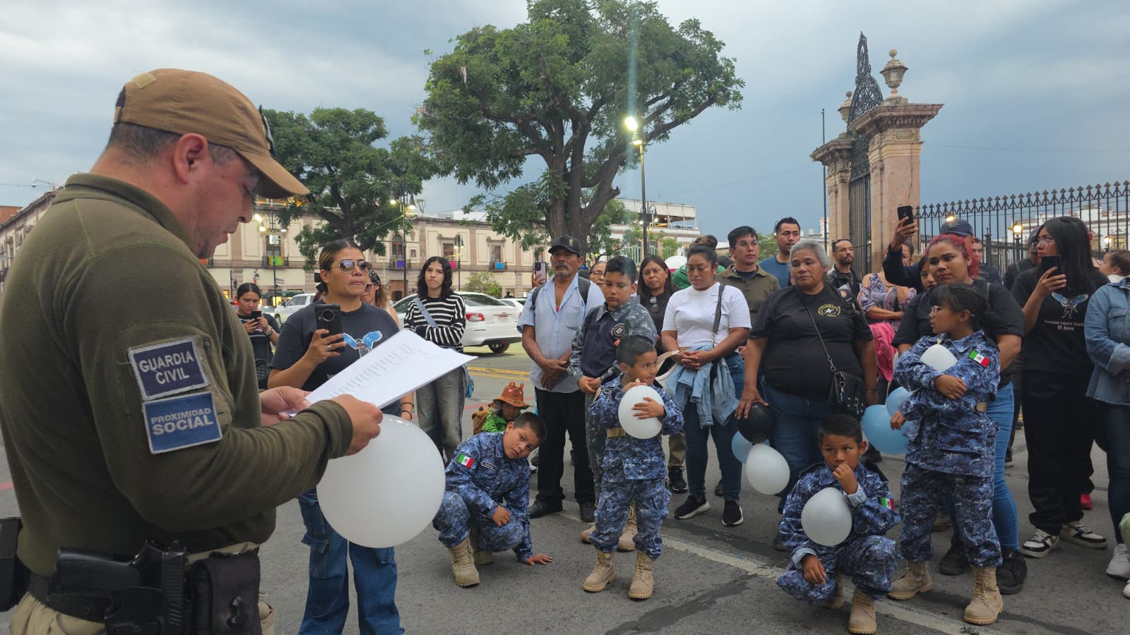 Entre lágrimas, recuerdan a los 13 policías asesinados durante emboscada en Aguililla
