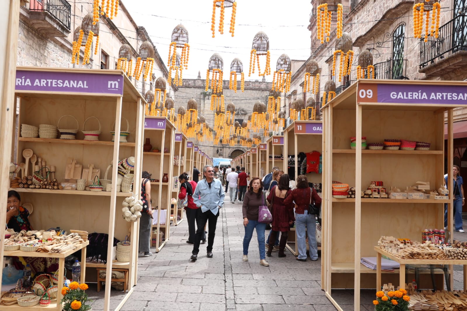 Alfonso Martínez Alcázar invita a disfrutar del bazar de artesanías michoacanas en el Centro de Morelia