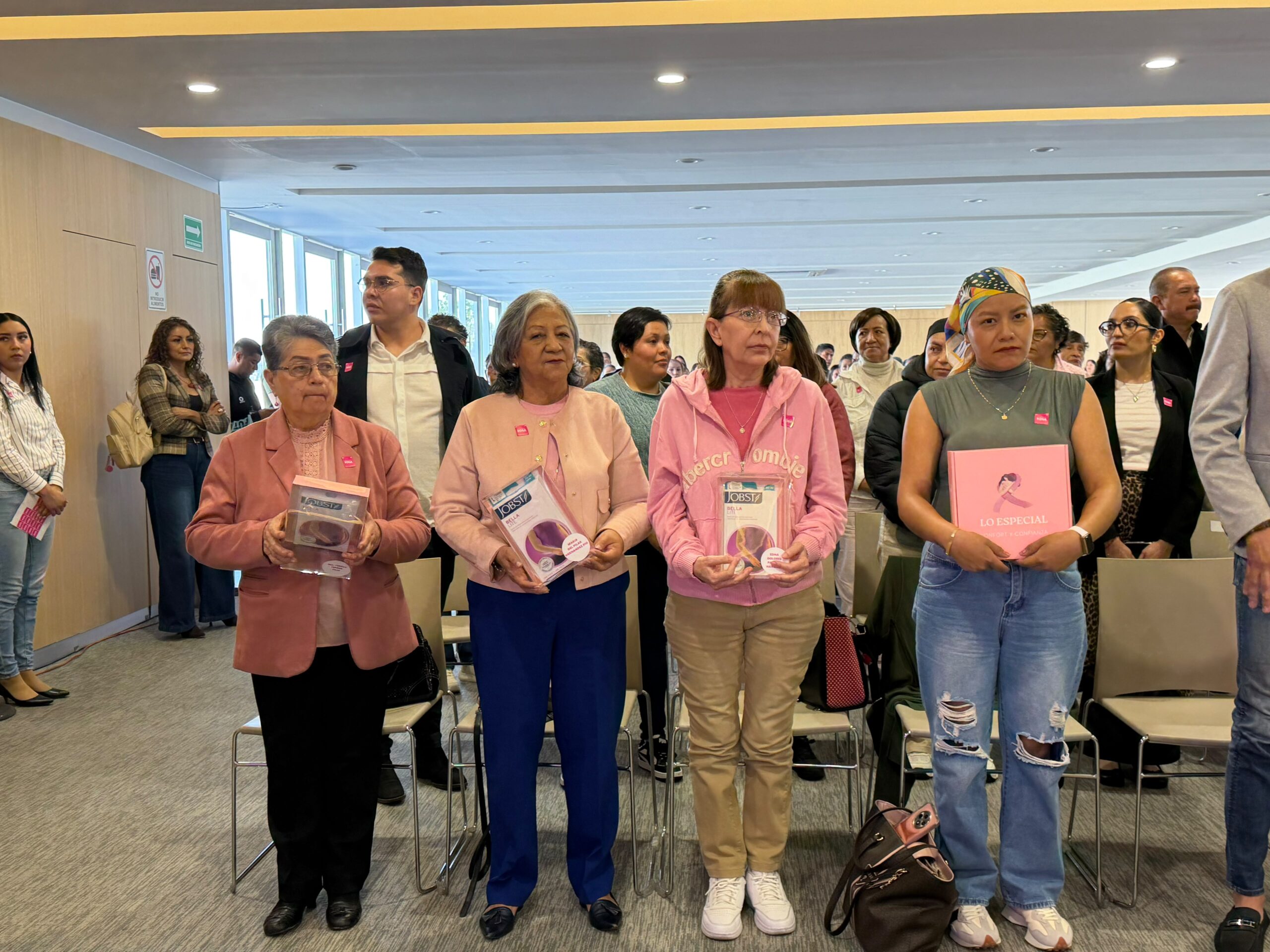 Entregan prótesis mamarias externas a mujeres con cáncer